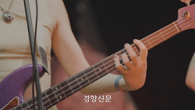 정글이 지난달 13일 서울 용산구의 한 공연장에서 밴드 공연을 하고 있다. 그가 가사를 쓴 곡 <프리 웨이(Free way)>는 ‘자신으로 살아가는 것에 대한 답답함’을 이야기한다. 양다영·백준서 PD