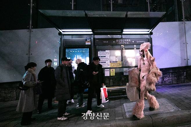 호소가 드랙 공연이 있는 공연장으로 향하고 있다. 성동훈 기자