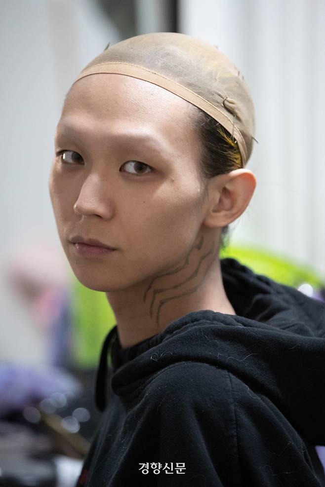 공연 분장을 하기 전 호소의 모습. 인터뷰 막바지에 어머니에 대한 이야기가 나왔다. 어머니는 그의 큰 지지자다. 호소는 “어머니가 없었다면 이렇게까지 내 자아에 대해 알지 못했을 것”이라고 했다. 성동훈 기자