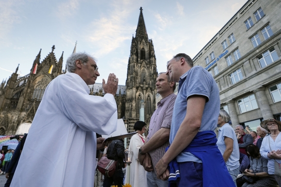 동성 커플과 재혼 부부가 지난해 9월 독일 쾰른의 쾰른 대성당 앞에서 성직자의 축복을 받고 있다. 연합뉴스