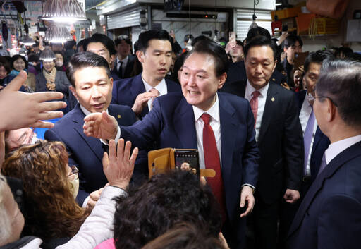 윤석열 대통령이 13일 오후 부산 동래구 동래시장을 찾아 상인 및 시민들과 인사하고 있다. 연합뉴스