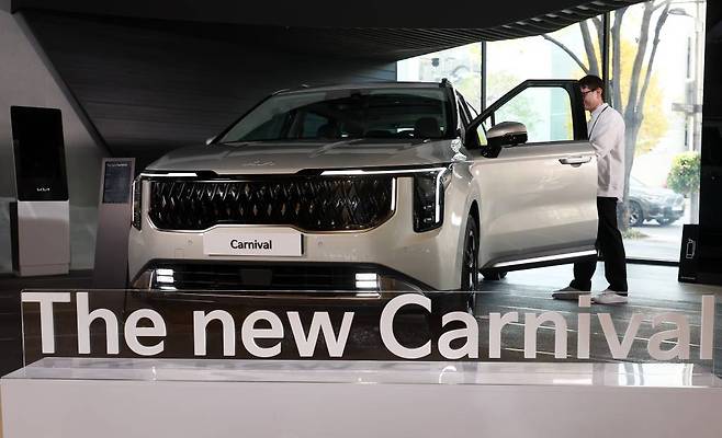 [서울=뉴시스] 김명년 기자 = 7일 오전 서울 강남구 기아 360에서 열린 '기아 더 뉴 카니발 미디어데이'에서 4세대 상품성 개선 모델이 공개되고 있다. 2023.11.07.