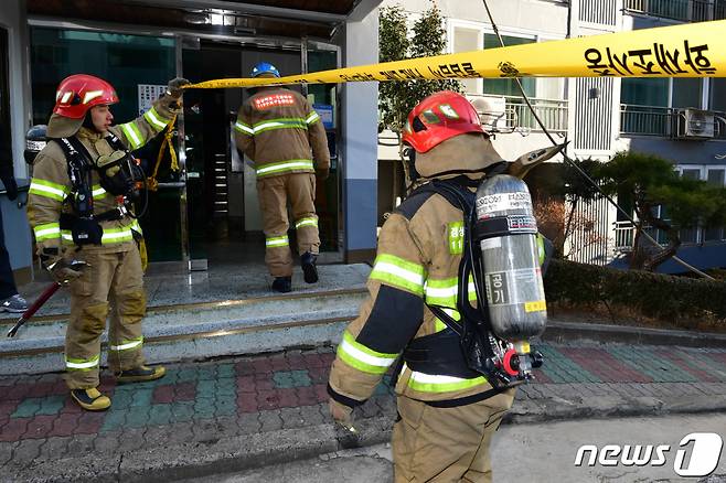 (포항=뉴스1) 최창호 기자 = 23일 오전 5시12분쯤 경북 포항시 북구 용흥동에 있는 아파트에서 불이 나 신고를 받고 출동한 소방대원들이 현장에 투입되고 있다.   이번 화재로 70대 아파트 주민 1명이 숨졌다. 2024.1.23/뉴스1  Copyright (C) 뉴스1. All rights reserved. 무단 전재 및 재배포,  AI학습 이용 금지.