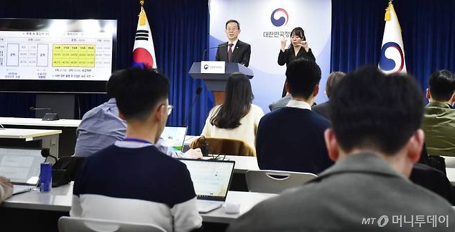 이종호 과학기술정보통신부 장관이 8일 서울 종로구 세종대로 정부서울청사에서 통신비 부담완화 방안 브리핑을 하고 있다.  이날 이 장관은 "이번 통신비 부담완화 방안을 통해 국민이 자신의 소비패턴에 적합한 단말기와 요금제를 다양하게 이용할 수 있도록 선택권을 확대, 사용량에 부합하는 요금 체계로 개편 국민의 통신비 부담이 실질적으로 덜어질 수 있도록 하겠다"며 "신 사업자, 알뜰폰 사업자 육성을 통해 통신시장의 과점 고착화를 개선하고 본원적 요금ㆍ서비스ㆍ설비 경쟁도 활성화하겠다" 말했다. /사진=임한별(머니S)