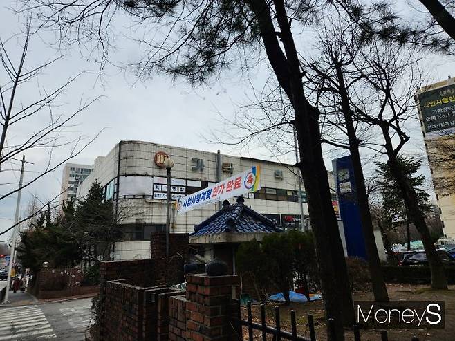 가락삼익맨숀은 2017년 정비구역으로 지정, 2년 후 조합설립인가까지 받았으나 이후 3년 동안 사업시행계획인가를 신청하지 못해 정비계획에서 해제될 위기에 놓였다./사진=머니S 정영희 기자