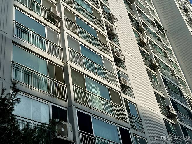 서울의 한 아파트 단지 거실창에 설치돼 있는 철제난간대 모습. 신혜원 기자