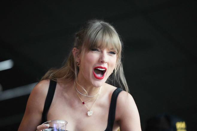미국 팝스타 테일러 스위프트가 11일(현지시간) 네바다주 라스베이거스 얼리전트 스타디움에서 미국프로풋볼(NFL) 캔자스시티 치프스와 샌프란시스코 포티나이너스의 슈퍼볼 경기를 관람하고 있다. 스위프트는 캔자스시티 소속인 남자친구 트래비스 켈시의 경기를 보기 위해 도쿄돔 공연을 마치자마자 전용기로 8천900㎞의 거리를 날아와 '탄소배출 폭탄' 논란을 일으켰다. [연합]
