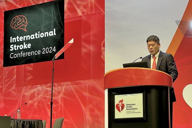 [서울=뉴시스] 넬로넴다즈 임상 3상 총괄책임자인 서울아산병원 신경과 권순억 교수가 지난 8일 미국 애리조나 피닉스 컨벤션 센터에서 열린 ISC 2024에서 임상 연구 결과를 발표하고 있다. (사진=지엔티파마 제공) 2024.02.13. photo@newsis.com  *재판매 및 DB 금지