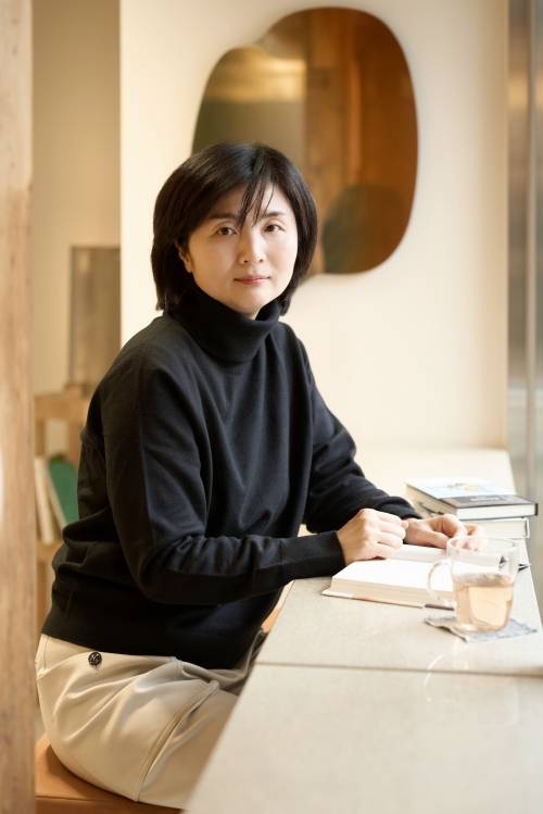 카카오페이지에 ‘룬의 아이들: 블러디드’ 7권을 연재하기 시작한 전민희 작가는 “독자들이 제 책을 다 읽고 ‘정말 재밌었다. 시간이 아깝지 않았다’고 생각했으면 할 뿐 그 외에 바라는 건 없다”고 말했다. 카카오엔터테인먼트 제공