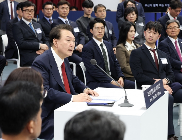 윤석열 대통령이 13일 부산시청에서 열린 ‘국민과 함께하는 민생토론회-열한 번째, 부산이 활짝 여는 지방시대’에서 발언하고 있다. 2024.2.13 부산 뉴시스