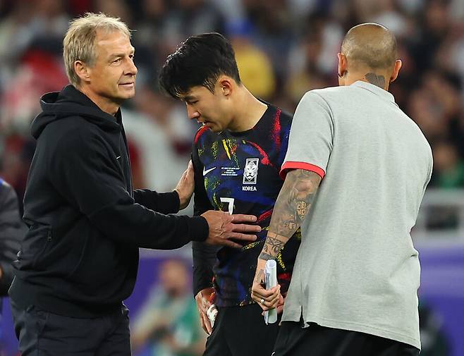 ▲ 손흥민 위로하는 위르겐 클린스만 축구대표팀 감독과 차두리 코치. ⓒ연합뉴스