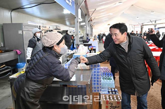 백영현 시장(오른쪽)이 상인과 인사하고 있다.(사진=포천시 제공)