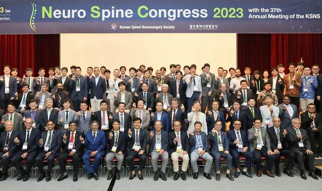 대한척추신경외과학회는 지난해 9월 광주에서 'Neuro Spine Congress 2023' 을 개최했다.학회에는 미국, 스위스, 일본, 중국, 일본 등에서 참석한 90여명의 해외연자를 포함, 700여명이 참석했다. 올해 행사는 9월 더케이호텔서울에서 열린다. [사진=대한척추신경외과학회]
