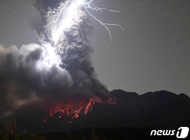 일본 가고시마현의 사쿠라지마 섬에서 분화하면서 화산이 분출할 때 나오는 굳은 용암 조각인 분석이 분화구로부터 2.5km 지점까지 날아갔다고 NHK방송이 24일 보도했다. ⓒ 로이터=뉴스1 ⓒ News1 이서영 기자