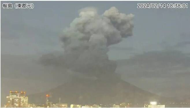 일본 규슈 남부의 사쿠라지마(櫻島)가 14일 오후 6시 33분께 분화해 화산 연기가 5㎞까지 치솟았다. /일본 기상청 홈페이지 캡쳐