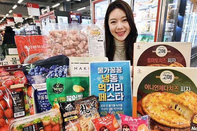 모델이 14일 서울 등촌동 ‘홈플러스 메가푸드마켓’ 강서점에서 ‘냉동 먹거리 페스타’ 행사를 소개하고 있다.ⓒ홈플러스