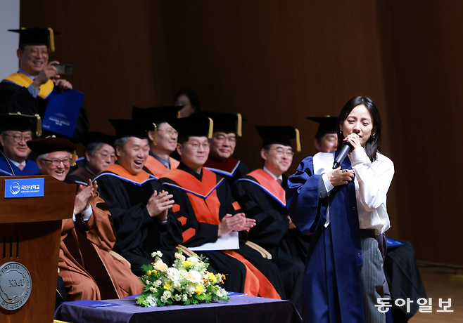 가수 이효리(공연예술학부 연극영화전공 98학번)가 14일 오전 서울 성북구 국민대학교 콘서트홀에서 열린 ‘2023학년도 전기 학위수여식’에서 축하공연을 하고 있다. 2024.02.14 〈사진공동취재단/박형기〉