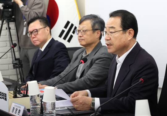 정영환(오른쪽) 국민의힘 제22대 총선 공천관리위원장이 지난 2월6일 서울 여의도 당사에서 열린 공관위 4차 회의에서 발언하고 있다.<연합뉴스>