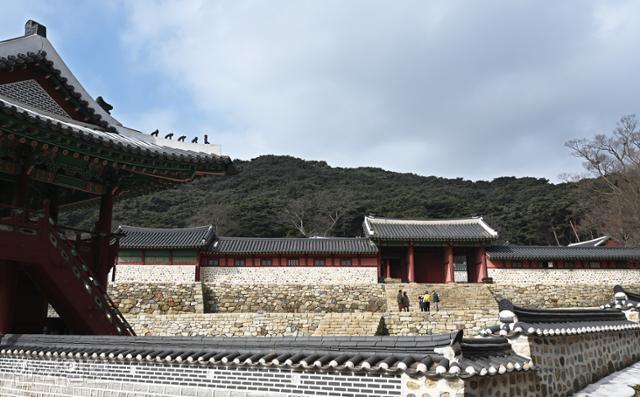 남한산성 행궁에서는 평일 2회, 주말 4회 해설 프로그램을 운영한다.