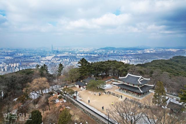 남한산성 꼭대기에 위치한 수어장대 뒤로 성남, 하남에서 서울까지 이어지는 도심 풍광이 시원하게 펼쳐진다.