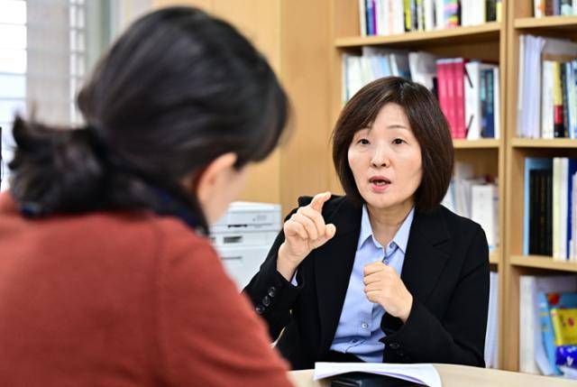 지난 6일 서울 관악구 서울대 연구실에서 인터뷰 중인 정은령 SNU팩트체크센터장. 최주연 기자