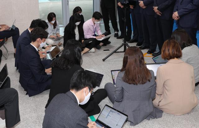 국회에서 정치인들의 발언을 받아치는 기자들. 한국일보 자료사진