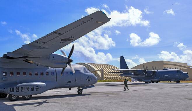 제15특수임무비행단 소속 CN-235(왼쪽)와 美 공군 C-130J가 훈련을 위해 이륙을 준비하고 있다. 사진 공군