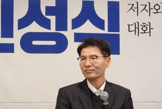 신성식 법무연수원 연구위원이 지난달 12월 20일 서울 중구의 한 호텔에서 자신의 책 '진짜 검사' 저자와의 대화 행사에 참석해 발언하고 있다. 연합뉴스