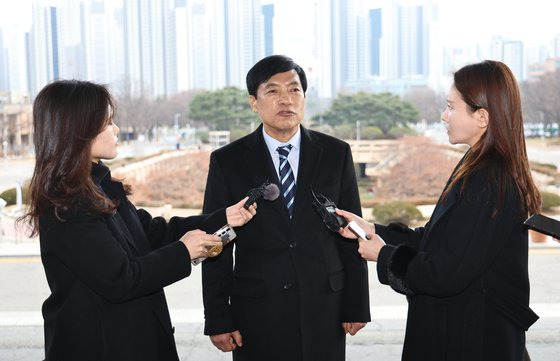 이성윤 법무연수원 연구위원이 14일 오후 자신에 대한 검사징계위원회가 열리는 정부과천청사 법무부 앞에서 발언하고 있다. 이날 이 위원은 취재진에게 입장을 밝힌 뒤 징계위에는 출석하지 않고 돌아갔다.