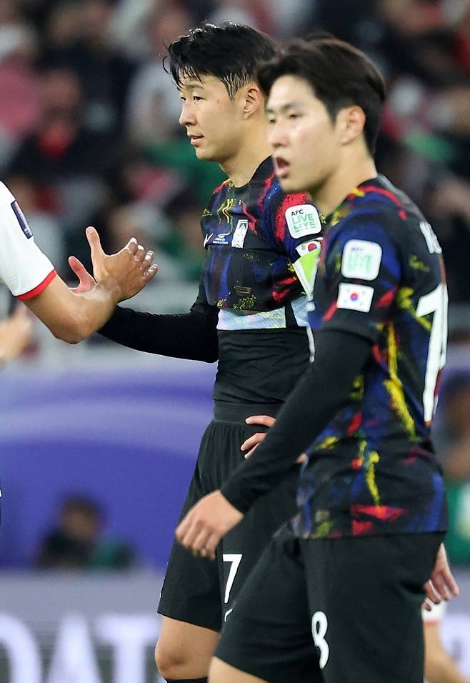 영국 매체들이 한국 축구대표팀의 주장 손흥민(토트넘)이 아시안컵 4강을 앞두고 후배들과 다투다 손가락이 골절됐다고 폭로했다. 대한축구협회(KFA) 확인 결과 선수들 간 다툼이 있었던 것도, 그 과정에서 손흥민이 부상을 입은 것도 사실이었다. 사진=뉴스1