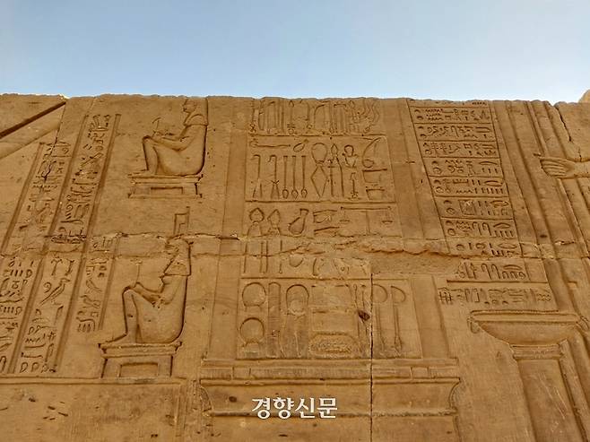 고대 도시 콤옴보의 ‘쇼베크·호루스 이중 신전’ 외벽에는 세계에서 가장 오래된 출산장면(좌식)과 각종 의료 기구 등이 부조로 새겨져 있다. 도재기 선임기자