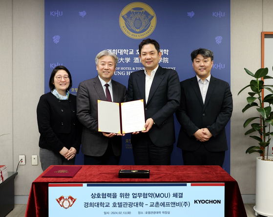 From left: Chung La-na, head of Kyung Hee University's Department of Culinary Art & Food Design Management, Chung Nam-ho, dean of the university's College of Hotel & Tourism Management, Kyochon F&B CEO Yoon Jin-ho and Bang Moon-sung, head of the company's research and development center pose for a photo after signing a memorandum of understanding on Tuesday. [KYOCHON F&B]