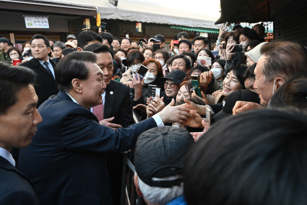 윤석열 대통령이 13일 부산 동래구 동래시장을 방문해 상인·시민들과 인사하고 있다. 윤 대통령은 이날 부산시청에서 ‘국민과 함께하는 민생토론회’를 주재한 후 동래시장으로 향했다. 부산=김지훈 기자