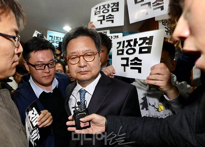 ▲ 김장겸 전 MBC 사장이 지난 2017년 11월10일 방송문화진흥회(MBC 대주주)에 자신에 대한 해임안 소명을 위해 출석하는 모습. 김 전 사장은 파업 중이던 MBC 기자들과 취재진의 질문을 받았지만 답변하지 않고 퇴장했다. 사진=미디어오늘 자료사진(이치열 기자)