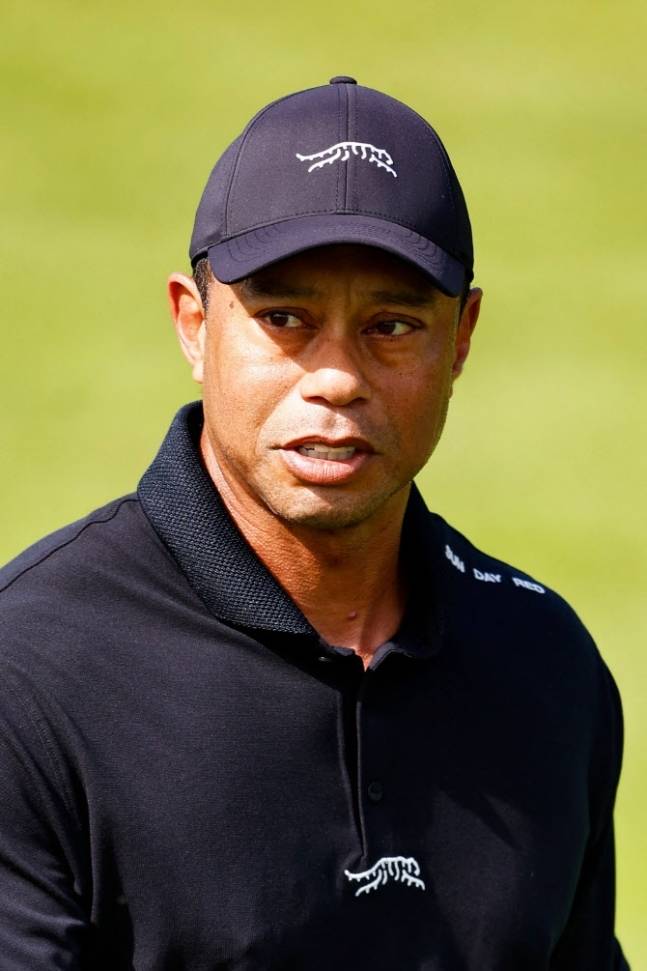 타이거 우즈가 14일 미국 캘리포니아주 퍼시픽 팰리세이즈의 리비에라 컨트리클럽에서 새 의류 후원사 ‘선 데이 레드’ 옷을 입고 연습라운드하고 있다.[사진제공=AFPBBNews]