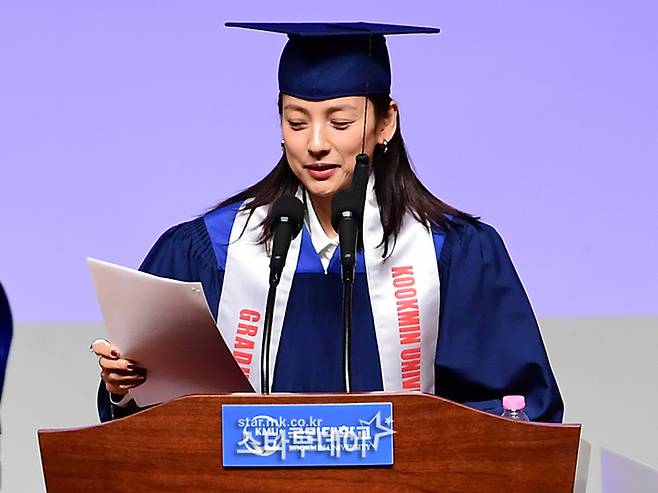 이효리가 국민대 졸업식에서 후배들에게 축사를 하고 있다.  강영국 기자