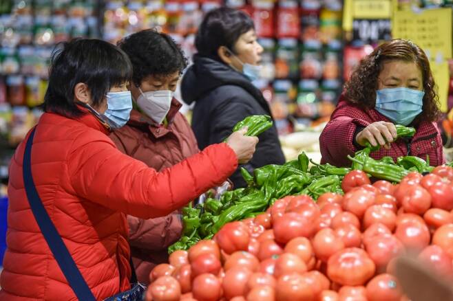 중국 동부 장쑤성의 한 슈퍼마켓에서 소비자들이 장을 보고 있다. /AFPBBNews=뉴스1