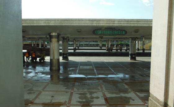 = (하얼빈=뉴스1) 사진공동취재단 9일 중국 하얼빈시 하얼빈역에 세워진 안중근의사기념관 내 대형 유리창 너머로 안중근 의사의 의거 현장이 보인다.  한자로 안중근격폐이등박문사건발생지(安重根擊斃伊藤博文事件發生地)라고 씌여있다. 2014.5.9/뉴스1