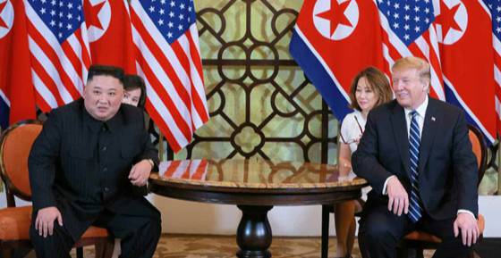 도널드 트럼프 전 미국 대통령 재집권 시나리오에 따른 한반도 외교안보 전략이 필요하다는 목소리가 나온다. 사진은 2019년 2월 김정은 북한 국무위원장과 트럼프 미국 대통령이 베트남 하노이에서 단독회담을 하고 있는 모습. / 사진=뉴스1