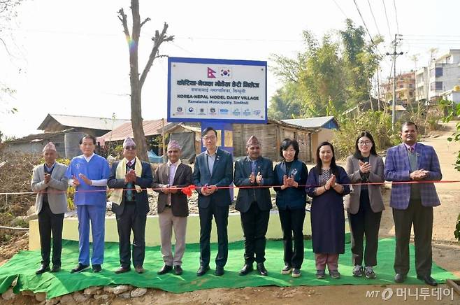 지난 13일 신둘리 카말라아이시에서  열린 ‘한-네팔 시범낙농마을 건립 기념 선포식’에 참석한 서울우유 파주유우진료소 김영찬 수의사, 네팔 농림축산개발부 르와티 라만 푸델 차관, 박태영 주네팔 대사, 카말라마이시 우펜드라 포카렐 시장, 젖소 지원 사업을 이끈 헤퍼코리아 이혜원 대표, 헤퍼네팔 니나조쉬, 코이카 네팔사무소 정윤희 부소장이 박수를 치고 있다.