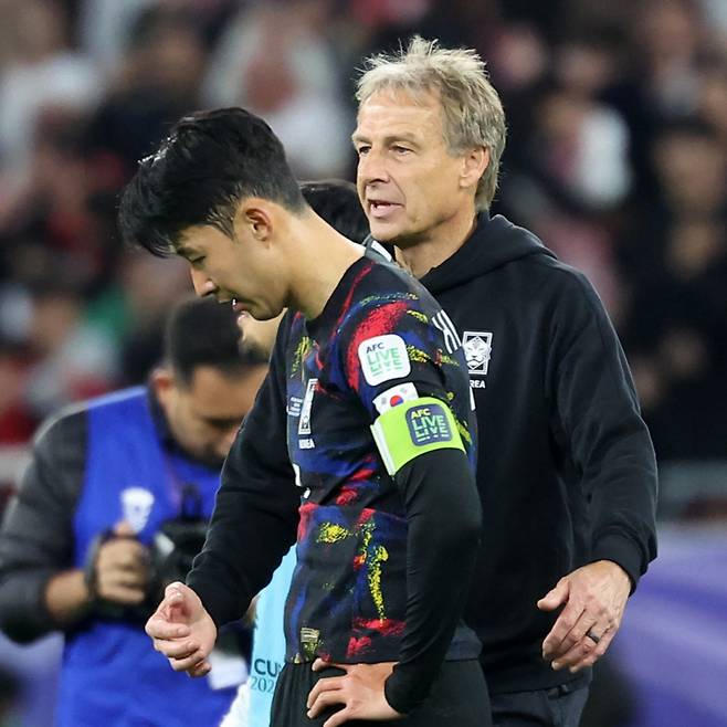 대한민국 축구 국가대표팀의 위르겐 클린스만 감독이 '2023 아시아축구연맹(AFC) 카타르 아시안컵' 4강전(vs 요르단)에서 패한 뒤 주장 손흥민(토트넘)을 위로하는 모습. /사진=뉴스1