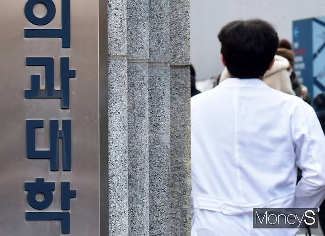 대한전공의협의회가 법적 제재를 피할 수 있는 방법으로 의대 증원에 반대하는 사직서를 제출할 계획이다. /사진=임한별 기자