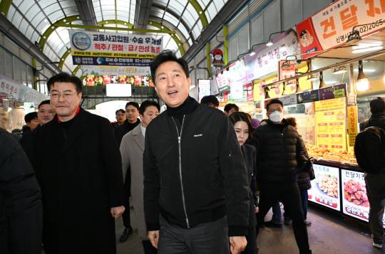 오세훈 서울시장이 지난 7일 서울 양천구 신영시장을 방문해 둘러보고 있다. 서울시 제공