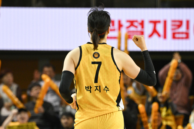 청주 KB스타즈가 부산 BNK 썸을 꺾고 정규리그 1위를 확정했다./WKBL