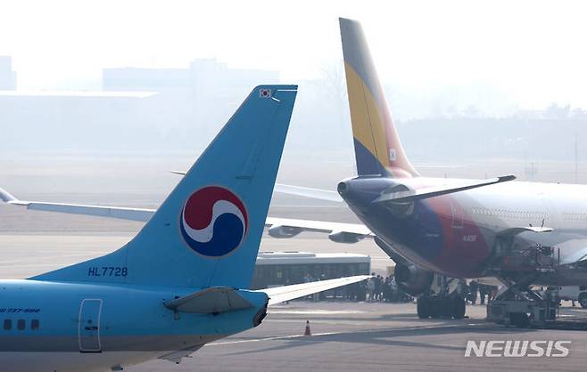 [서울=뉴시스] 김선웅 기자 = 지난 1일 서울 강서구 김포국제공항 활주로에 대한항공과 아시아나항공 항공기가 오가고 있다. 2024.02.01. mangusta@newsis.com
