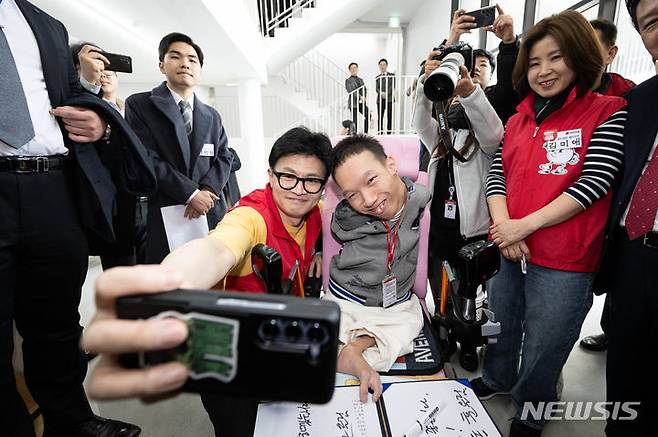 [서울=뉴시스] 이영환 기자 = 한동훈 국민의힘 비상대책위원장이 14일 서울 은평구 다다름하우스에서 열린 자립준비쳥년 지원주택 현장간담회에 참석하기에 앞서 유태호 다다름 공간매니저와 기념촬영을 하고 있다. (공동취재) 2024.02.14. photo@newsis.com