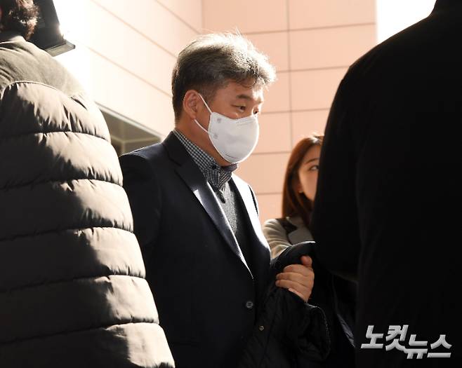 이태원 참사 증거인멸교사와 공용전자기록 등 손상 교사 혐의로 기소된 김진호 전 용산경찰서 정보과장과이 14일 오후 서울 마포구 서부지법에서 열린 1심 선고공판에서 징역 1년에 집행유예 3년을 선고 받은 후 법원을 나서고 있다. 황진환 기자