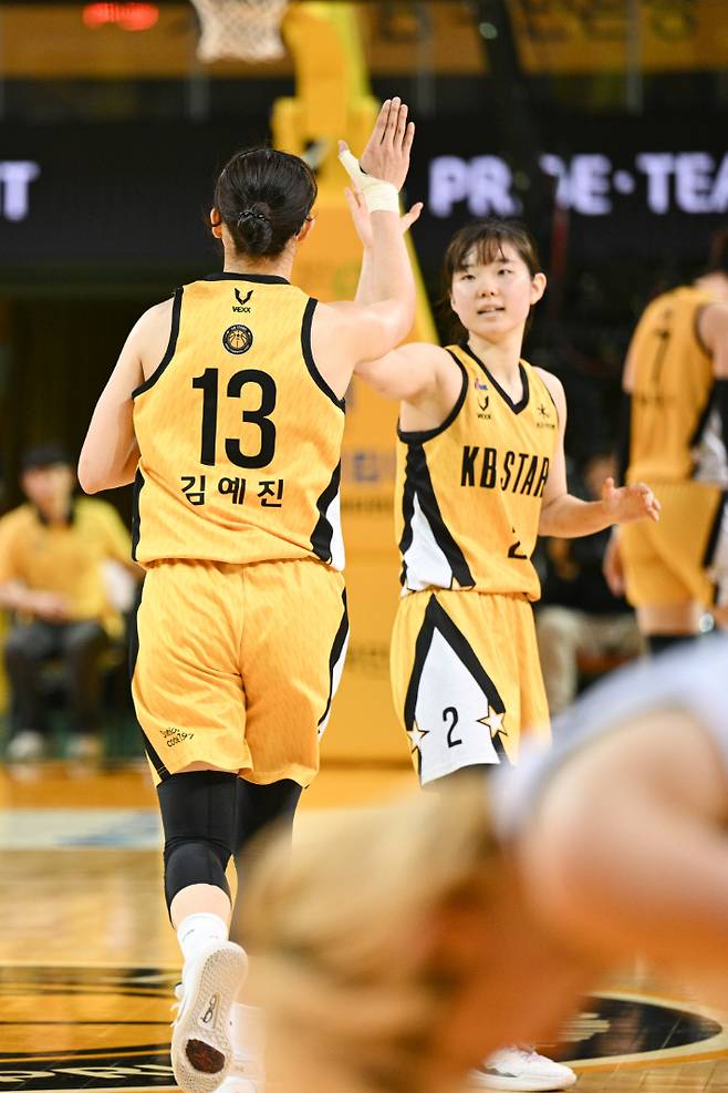 청주 KB스타즈의 김예진과 허예은. WKBL