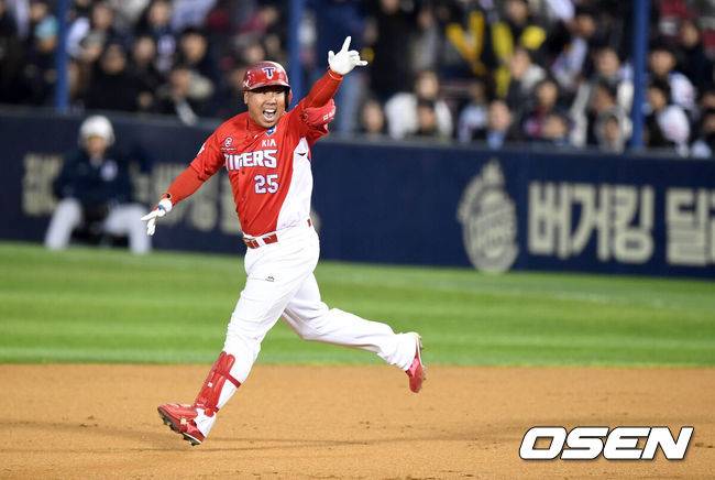 [OSEN=잠실, 손용호&nbsp;기자] 한국시리즈 5차전 3회초 2사 만루에서 KIA 이범호가 만루홈런을 치고 환호하고 있다. /spjj@osen.co.kr