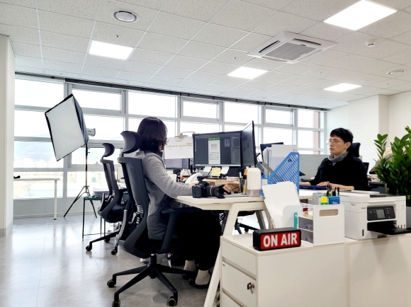서울 도봉구 중소기업 제1창업보육센터에서 신산업 창업기업 직원들이 업무를 보고 있다. 도봉구 제공